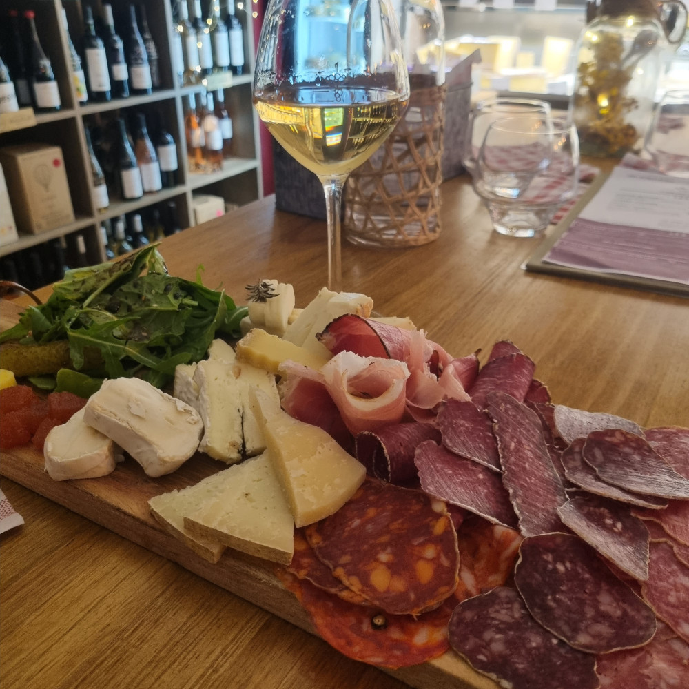 Bar à vin, Fromages Divins